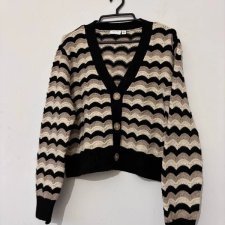Stylowy sweter VILA w czarno-beżowy wzór fal, miękki, wygodny, zapinany na guziki M /L