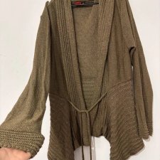 Brązowy lekki kardigan oversize z wiązaniem i ażurowym dołem Diversi XXXL / 46 / 18