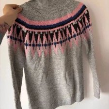 Szary ciepły sweter z golfem, geometryczny róż i granat, retro styl na jesień skandynawski