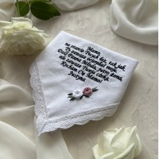 Chusteczka haftowana z własnym tekstem – wyjątkowy prezent dla Mamy na ślub