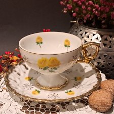 Duża filiżanka na wysokiej stopce z porcelany i ażurowy spodek