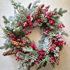 Duży ośnieżony wianek