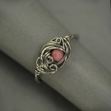 Pierścionek regulowany rodonit, wire wrapping, stal chirurgiczna