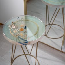 Uroczy stoliczek z żywicy epoksydowej