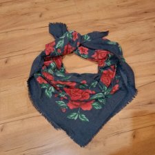 Przepiękna kaszmirowo wełniana chusta w motywie róż
