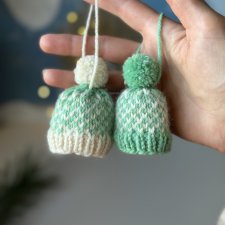 Ozdoby choinkowe, dekoracje świąteczne, mini-czapeczki z włóczki, zestaw 2 szt.