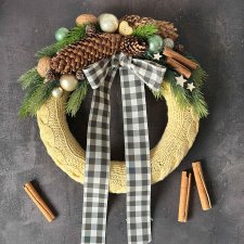 Wianek bożonarodzeniowy w świątecznym sweterku, wianek z zimową dekoracją