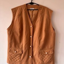 Beżowa długa kamizelka z pikowaniem i kieszeniami, lekka zapinana na guziki, klasyczny krój 6XL / 52 / 24·Bardzo dobry·Top Vintage