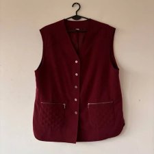 Bordowa kamizelka zapinana na guziki z dużymi kieszeniami i pikowaniem, wygodny fason XXXL / 46 / 18·Bardzo dobry·Basic