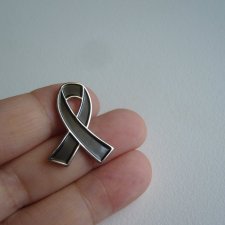 PIN PRZYPINKA BROSZKA CZARNA WSTĄŻKA SYMBOL ŻAŁOBY