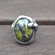 Kwiatek na trawniku - pierścionek regulowany