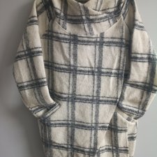 Wełniana kurtka/narzutka w kratę.