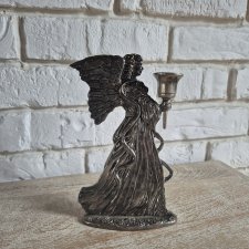 Metalowy świecznik anioł