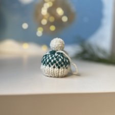 Ozdoba choinkowa, zawieszka, mini-czapeczka, biało-ciemnozielona