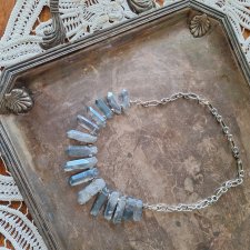 Szare kryształy na łańcuszku