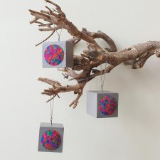 Zestaw 3 drewnianych bombek z włóczkowym wypełnieniem