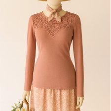 Bladoróżowy sweterek Orsay ozdobny dekolt ażurowy