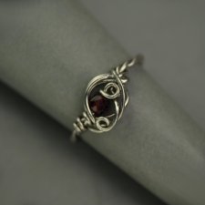 Pierścionek regulowany granat, wire wrapping, stal chirurgiczna