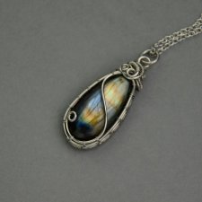 Wisiorek z labradorytem, wire wrapping, stal chirurgiczna, labradoryt wisior
