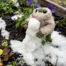 Ręcznie robiona żabka w błyszczącym sweterku — 13 cm | Urocza mini żaba | Maskotka handmade