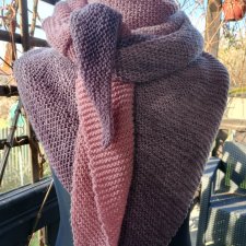 Chusta na drutach, cieniowane róże i szarości