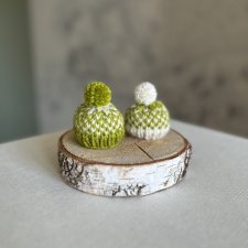 Ozdoby choinkowe, dekoracje świąteczne, mini-czapeczki z włóczki, zestaw 2 szt.