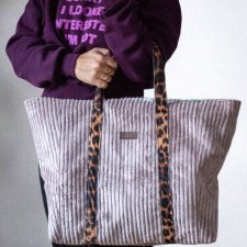 Pudrowa shopperka z grubego sztruksu