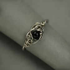 Pierścionek regulowany czarny onyks, wire wrapping stal chirurgiczna