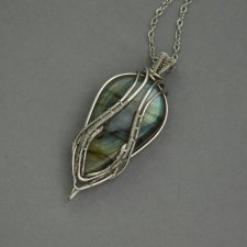 Wisiorek z labradorytem, wire wrapping, stal chirurgiczna, labradoryt wisior