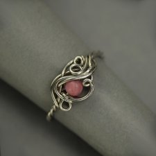 Pierścionek regulowany rodonit, wire wrapping, stal chirurgiczna