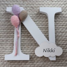Drewniana literka z balonikami i personalizowaną chmurką