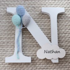 Drewniana literka z balonikami i personalizowaną chmurką - niebieski