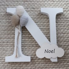 Drewniana literka z balonikami i personalizowaną chmurką - naturalne