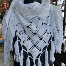 Biała chusta z frędzlami