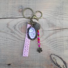 Brelok Live Your Dream z różową koronką i charmsami