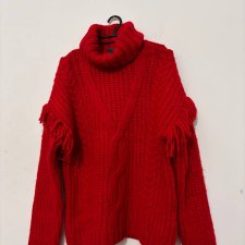 Yessica — czerwony sweter z golfem i frędzlami, oversize, rozmiar z metki brak (wg wymiarów L/XL)
