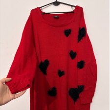 Czerwony sweter z serduszkami – Emilia Lay