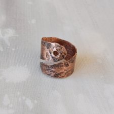 Pierścionek z kutej, oksydowanej miedzi /44/ biżuteria miedziana rękodzieło