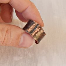 Pierścionek z kutej, oksydowanej miedzi /45/ biżuteria miedziana rękodzieło