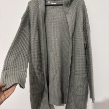 Długi szary kardigan z kapturem, miękki splot, kieszenie, przytulny model BPC 44/46