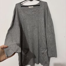 Szary miękki sweter z kieszeniami i delikatnymi zdobieniami, luźny fason Pfeffinger 6XL 7XL