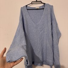 Miękki błękitny sweter z głębokim dekoltem V i szerokimi rękawami – miękki, otulający, przyjemny w dotyku