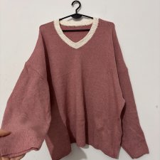 Różowy sweter oversize z dekoltem V i białą lamówką – miękki, luźny, wygodny 8XL 54
