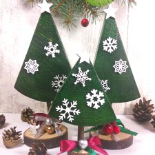 Dekoracyjne choinki z białymi śnieżynkami