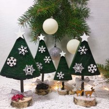 Zielone dekoracyjne choineczki.