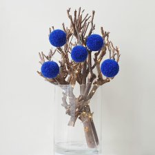 Zestaw 5 bombek-pomponów.