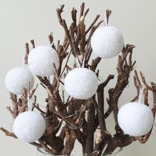 Zestaw 6 bombek-pomponów.