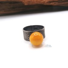 Pierścionek z miodową kulą bursztynu.