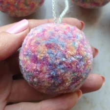 Zestaw 5 bombek-pomponów.