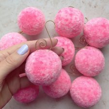 Zestaw 10 bombek-pomponów.